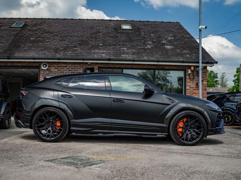 LAMBORGHINI URUS