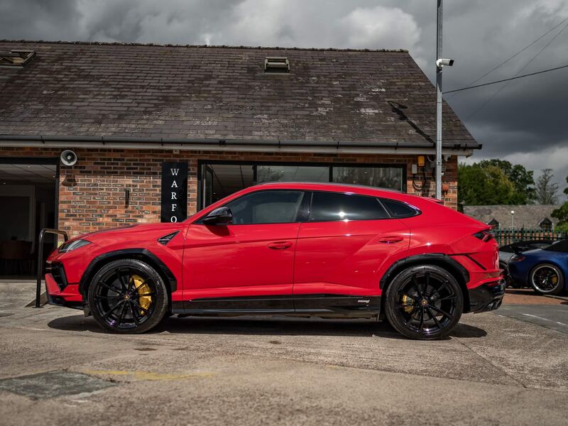 LAMBORGHINI URUS