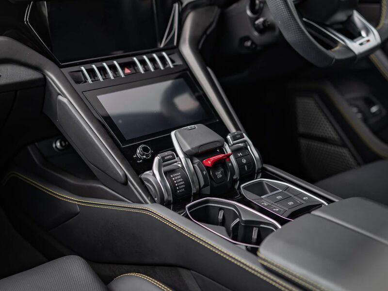 LAMBORGHINI URUS