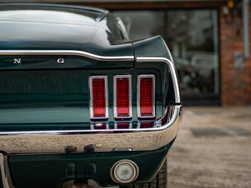 FORD MUSTANG