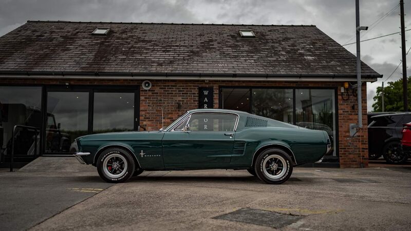 FORD MUSTANG