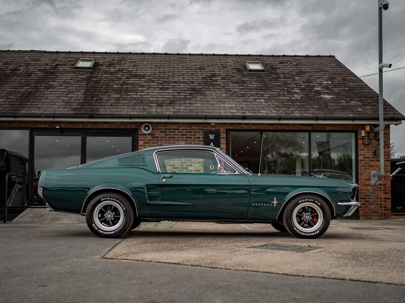 FORD MUSTANG