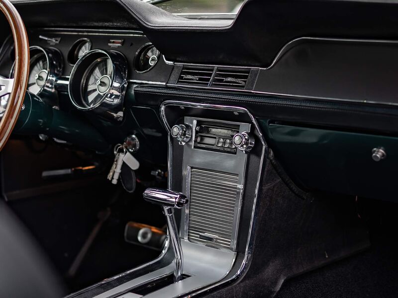 FORD MUSTANG