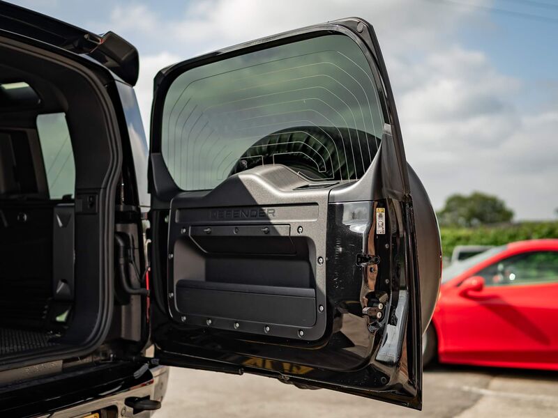 LAND ROVER DEFENDER 110