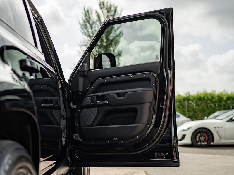 LAND ROVER DEFENDER 110