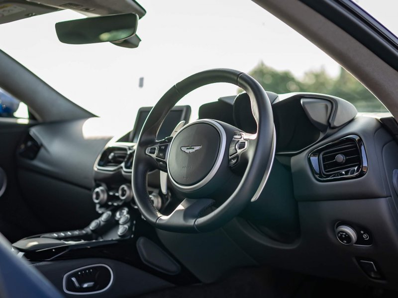 ASTON MARTIN VANTAGE