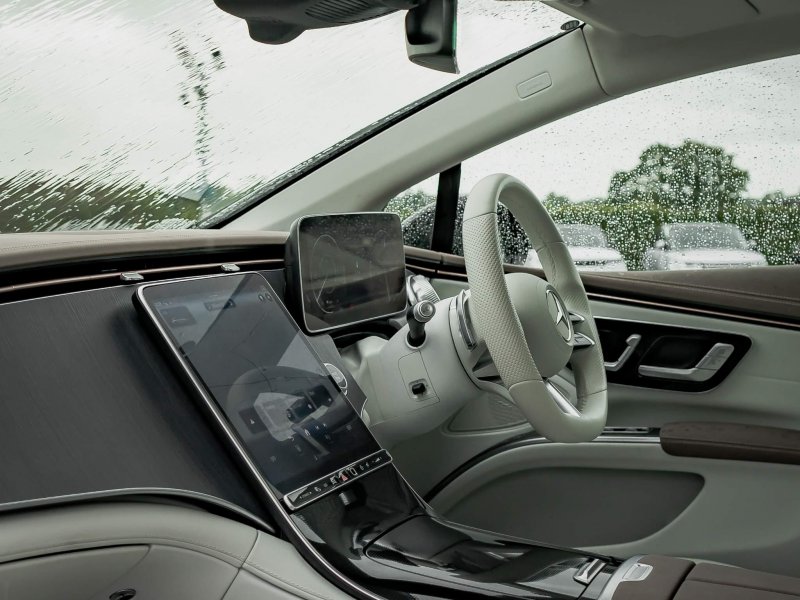 MERCEDES-BENZ EQS