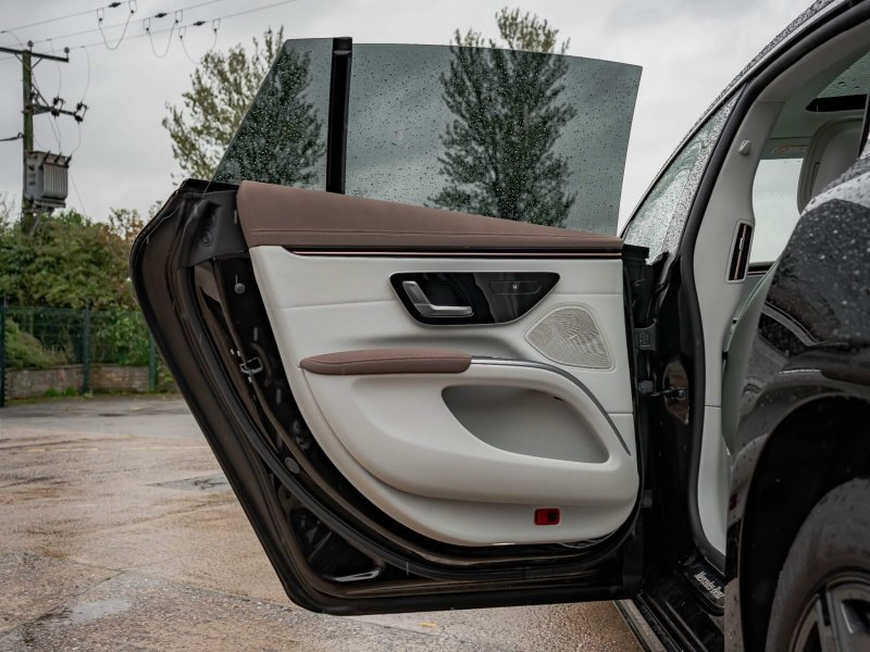 MERCEDES-BENZ EQS
