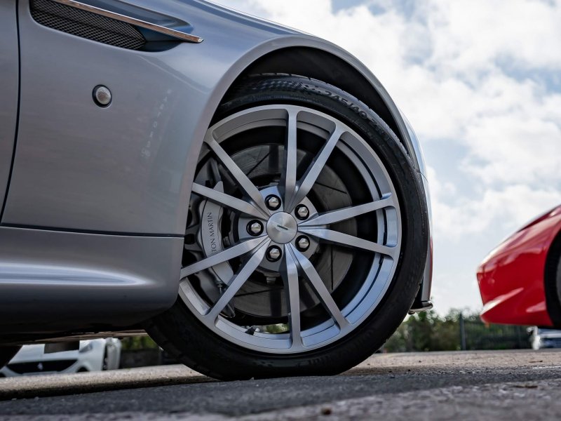 ASTON MARTIN VANTAGE