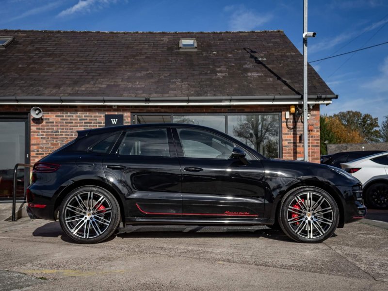 PORSCHE MACAN