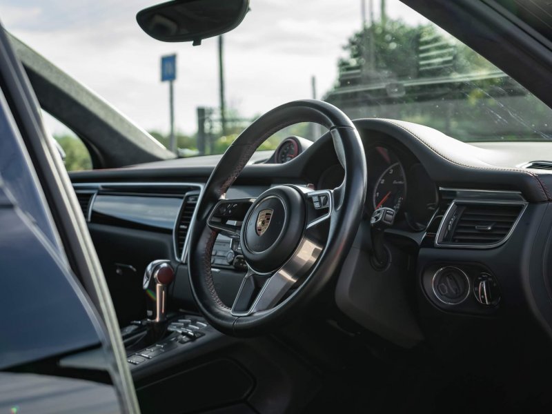 PORSCHE MACAN
