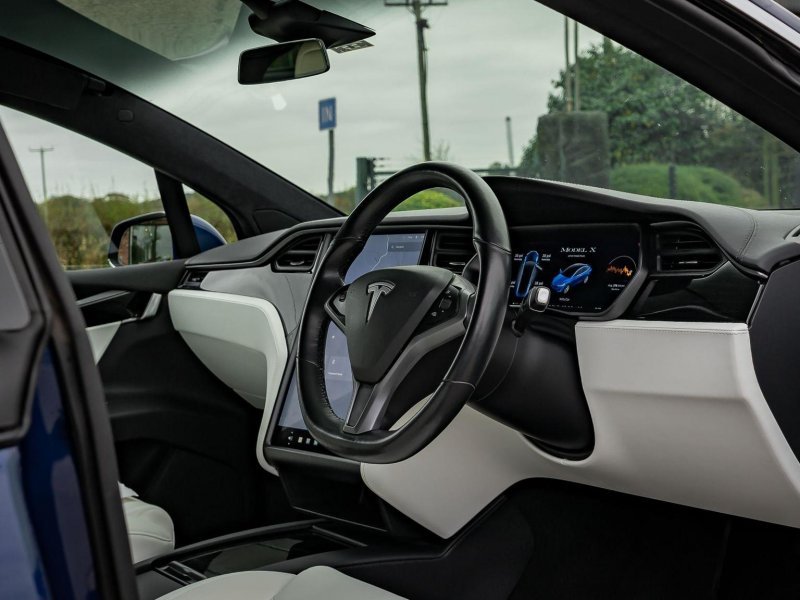 TESLA MODEL X