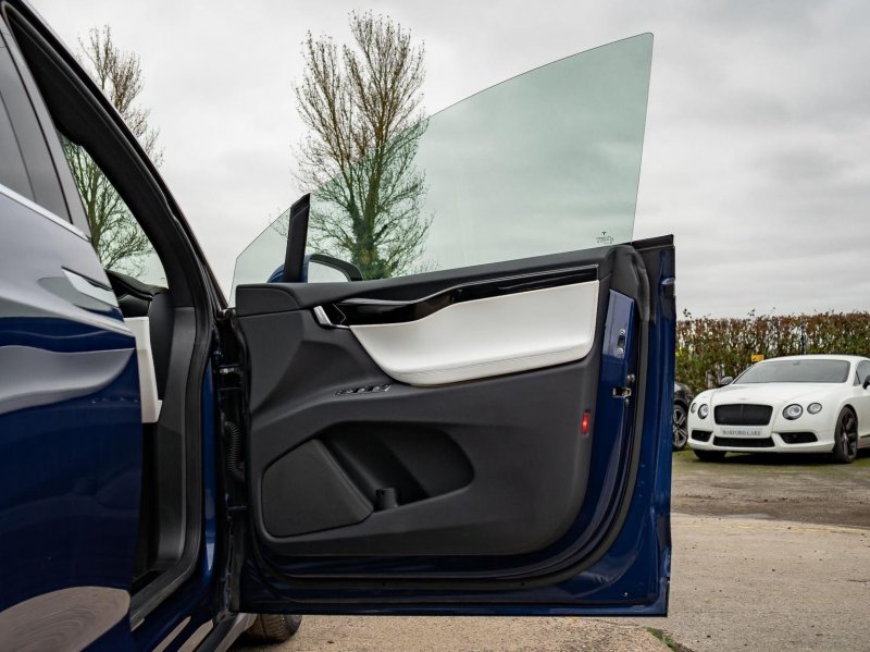 TESLA MODEL X