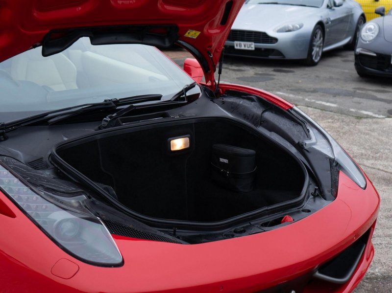 FERRARI 458