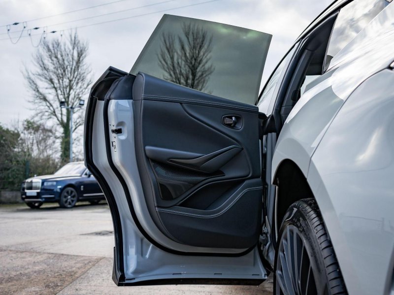 ASTON MARTIN DBX