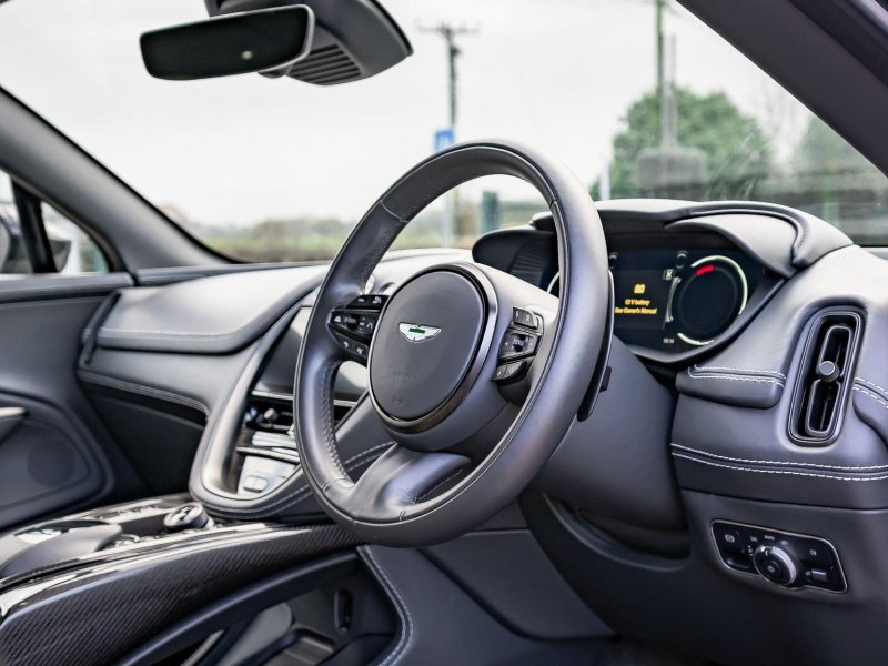 ASTON MARTIN DBX