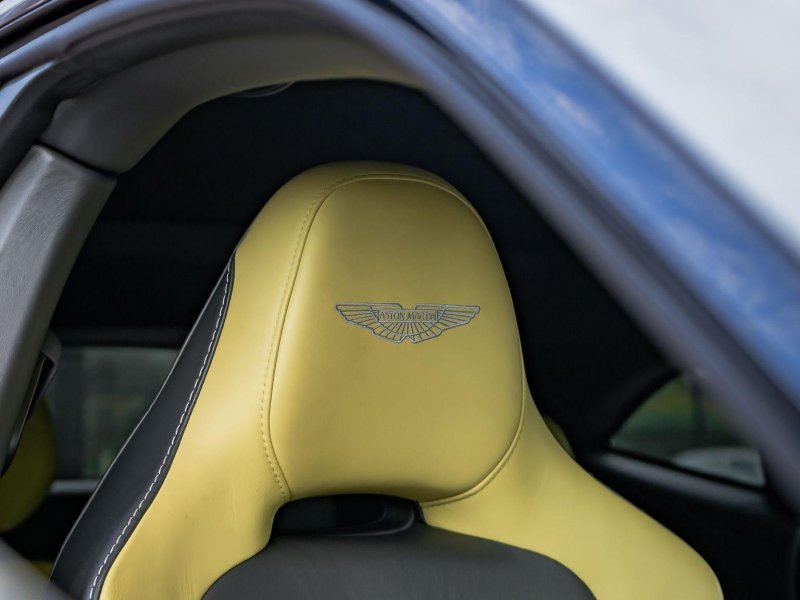 ASTON MARTIN DBX