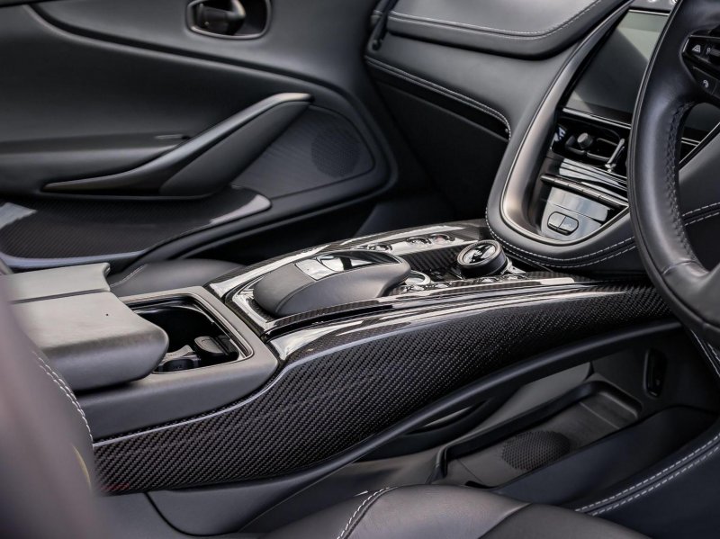 ASTON MARTIN DBX