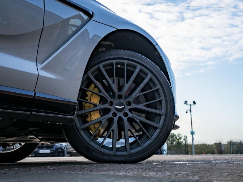 ASTON MARTIN DBX
