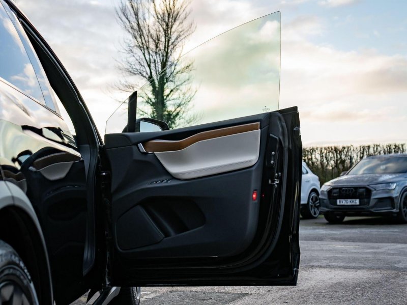 TESLA MODEL X