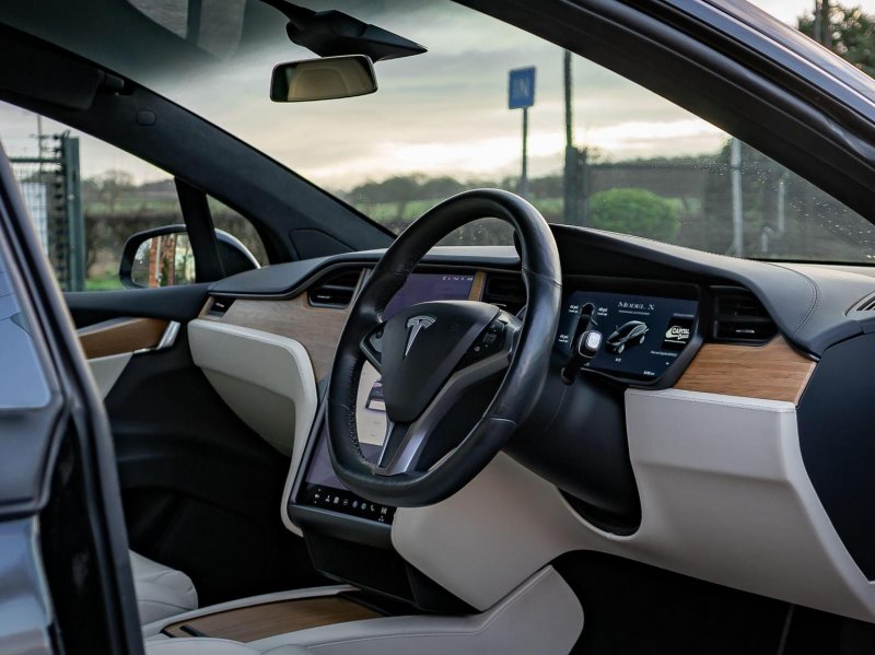 TESLA MODEL X
