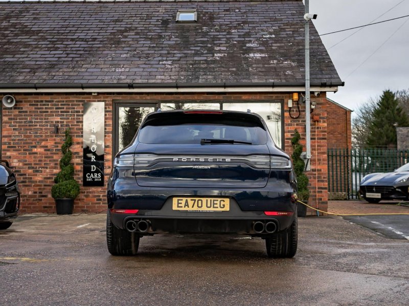 PORSCHE MACAN