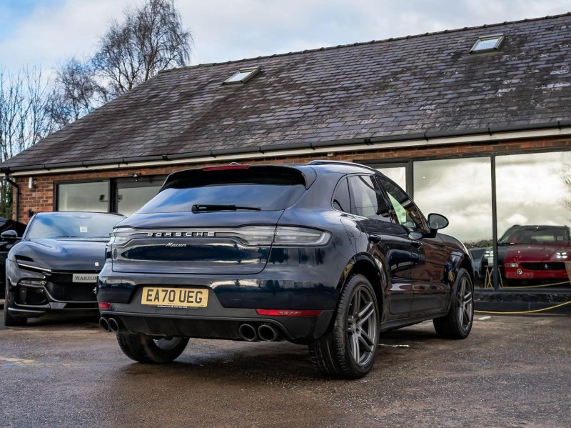 PORSCHE MACAN