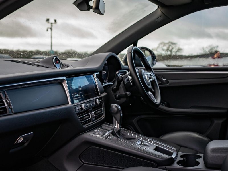 PORSCHE MACAN