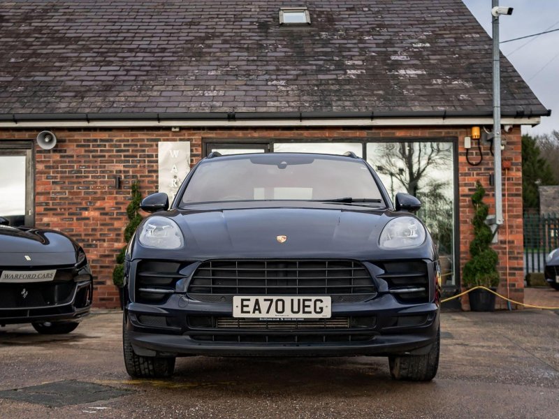 PORSCHE MACAN
