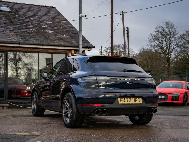 PORSCHE MACAN