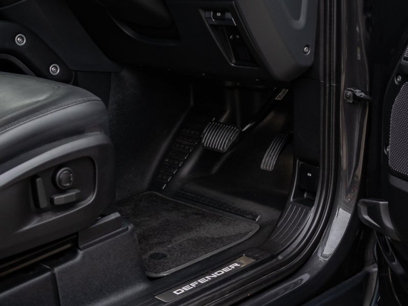 LAND ROVER DEFENDER 110