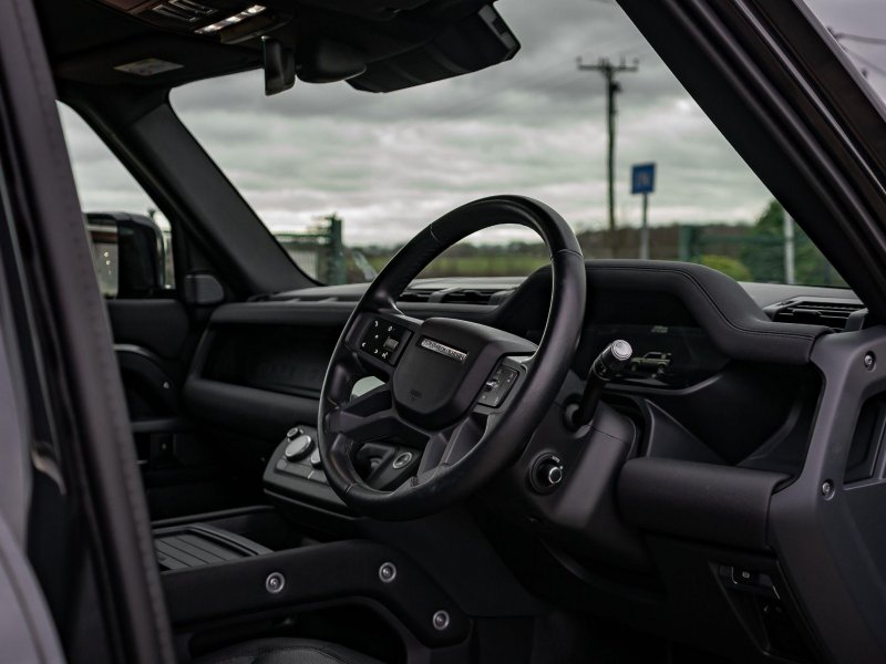 LAND ROVER DEFENDER 110