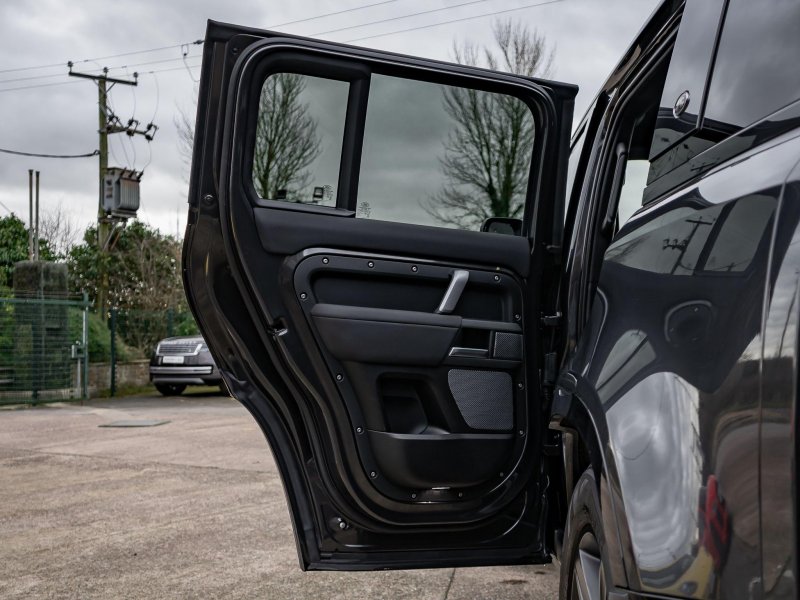 LAND ROVER DEFENDER 110