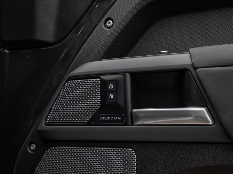LAND ROVER DEFENDER 110