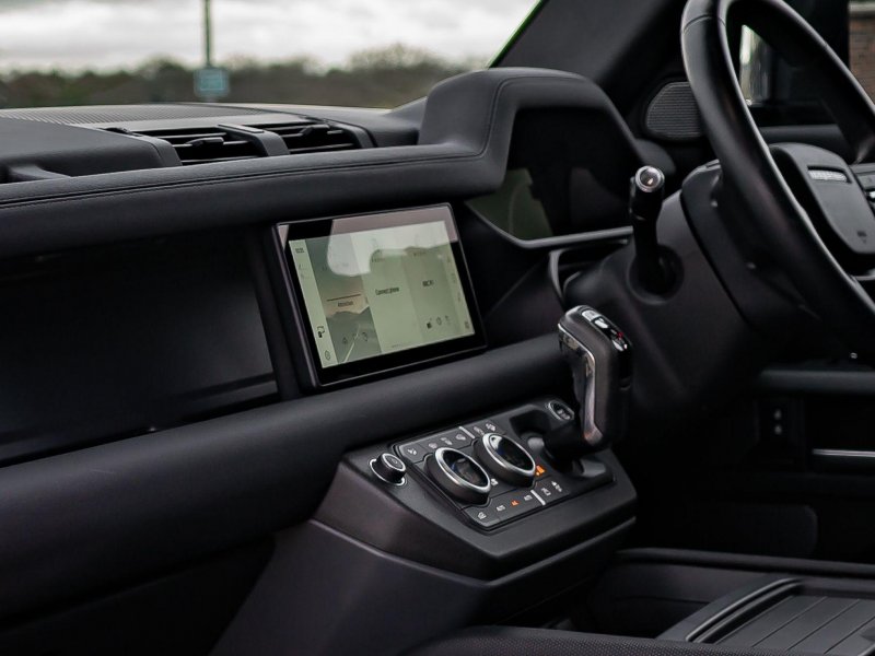 LAND ROVER DEFENDER 110