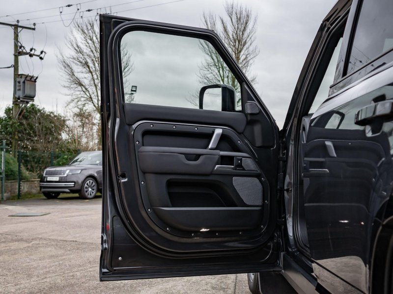 LAND ROVER DEFENDER 110