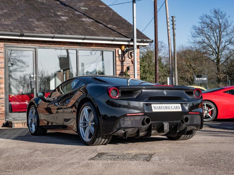 FERRARI 488