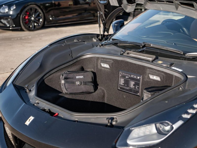 FERRARI 488