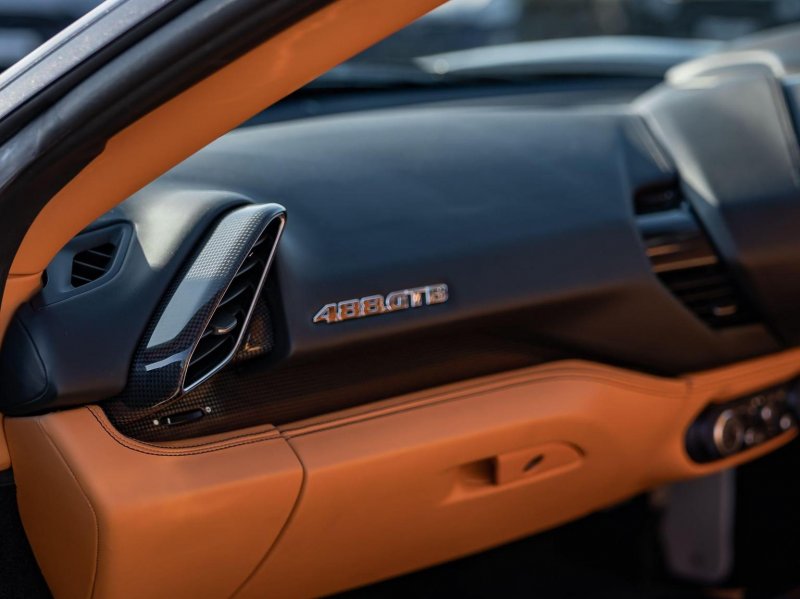 FERRARI 488