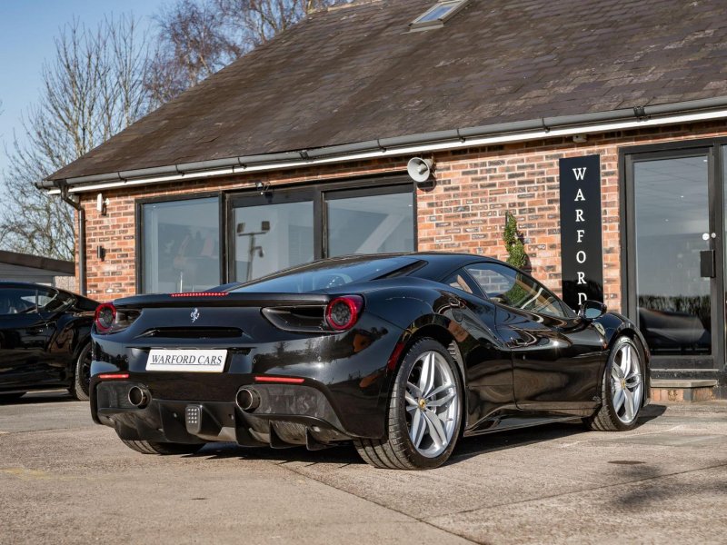 FERRARI 488