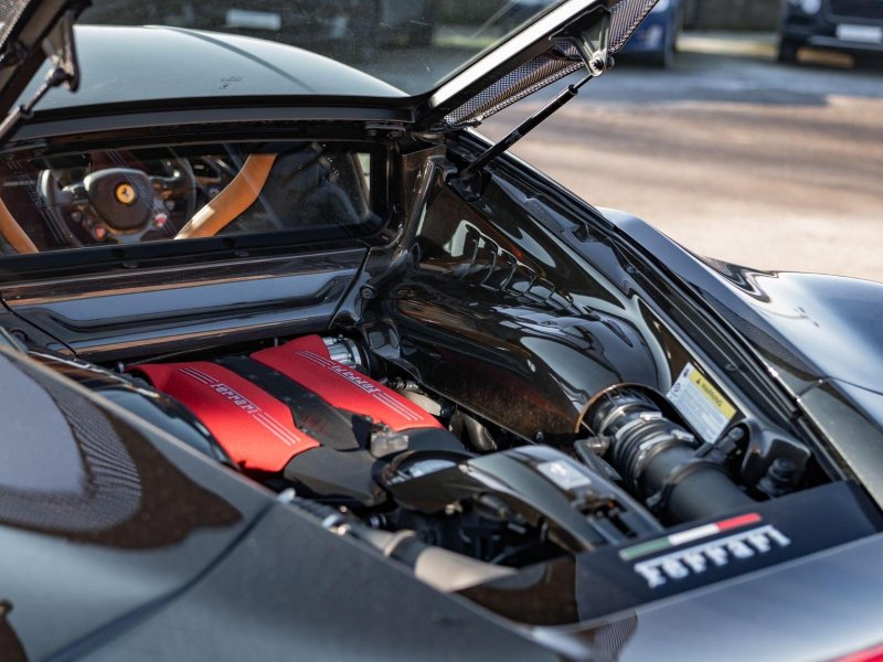 FERRARI 488