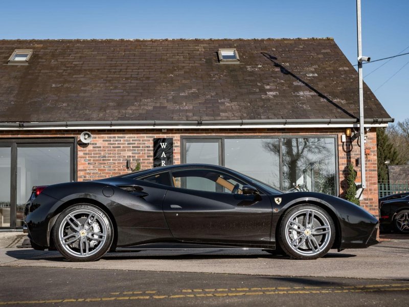 FERRARI 488