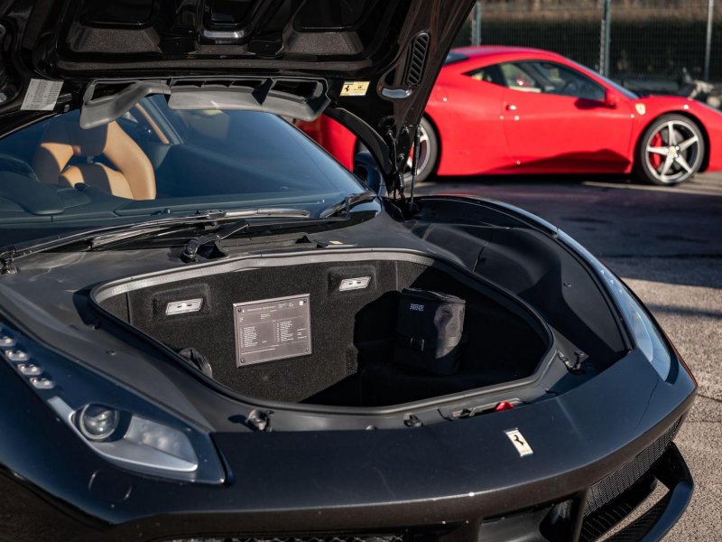FERRARI 488
