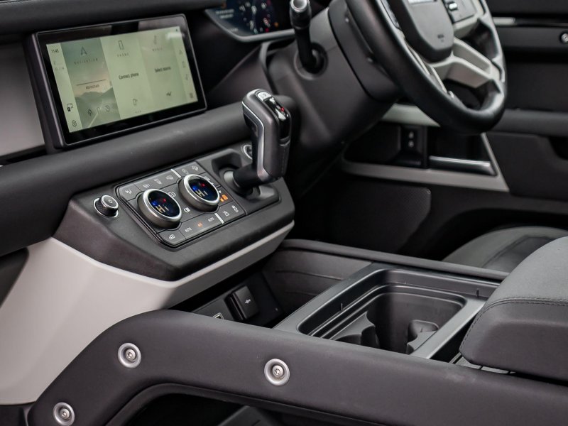 LAND ROVER DEFENDER 110