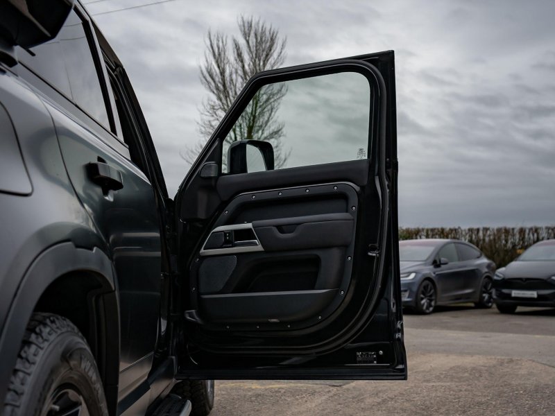 LAND ROVER DEFENDER 110