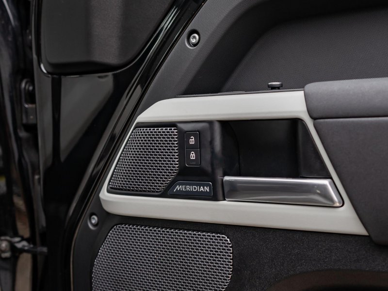 LAND ROVER DEFENDER 110