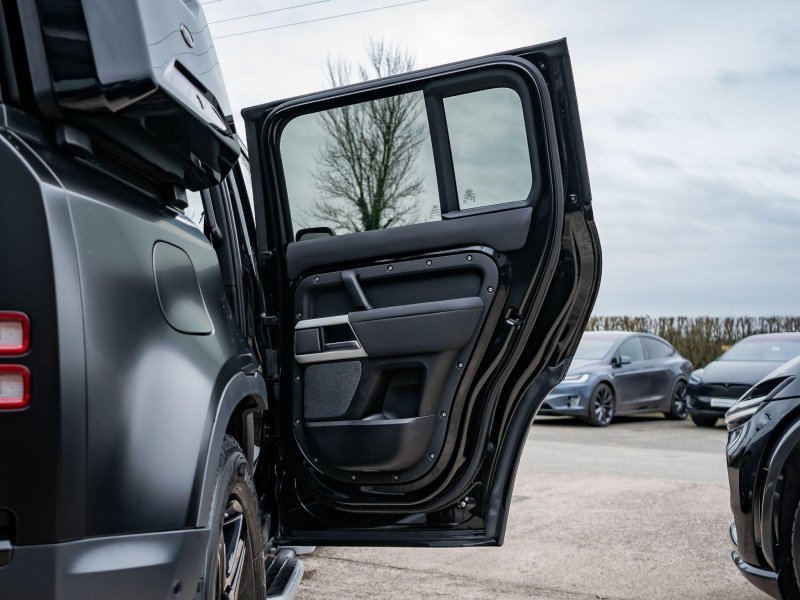 LAND ROVER DEFENDER 110