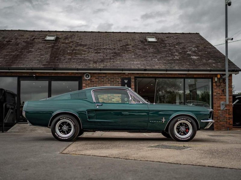 FORD MUSTANG
