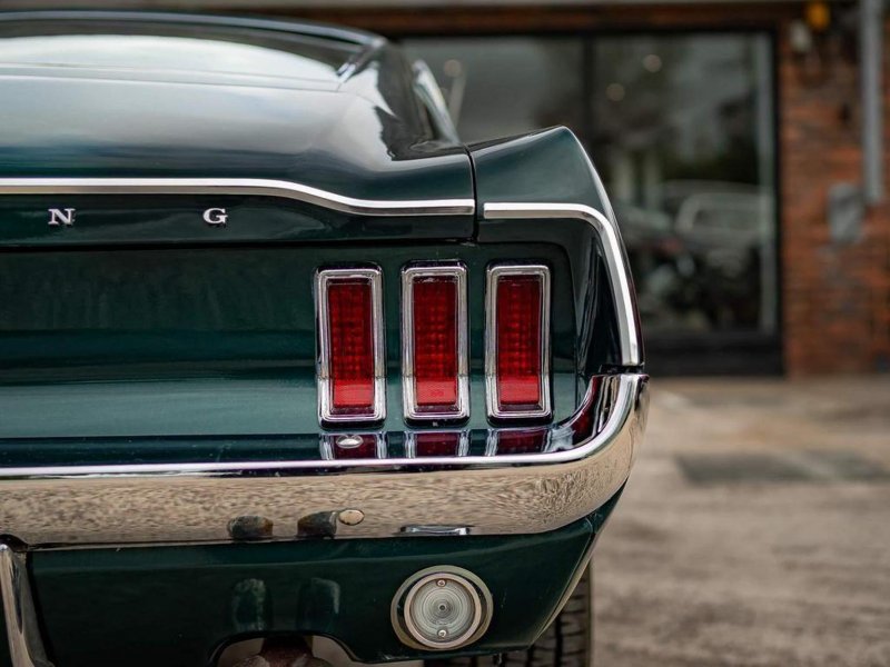 FORD MUSTANG