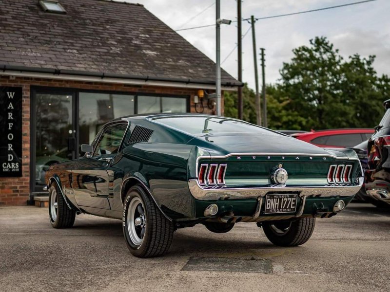 FORD MUSTANG